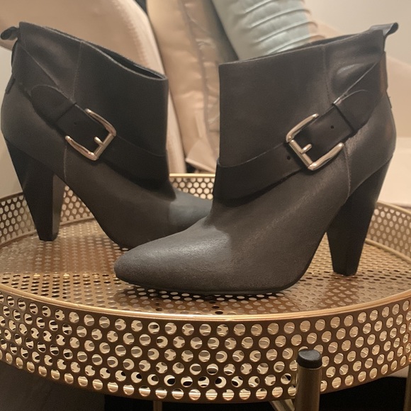 Guess ankle boots with silver buckle, black, size 9 - Picture 1 of 4